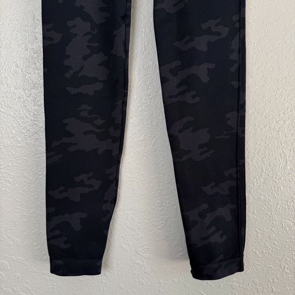 Spanx black camo Look at me leggings seamed XS - Picture 7 of 10